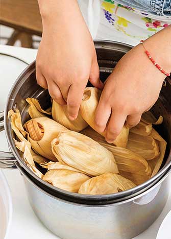 Coloca los tamales en una vaporera y cocina por una hora aproximadamente.