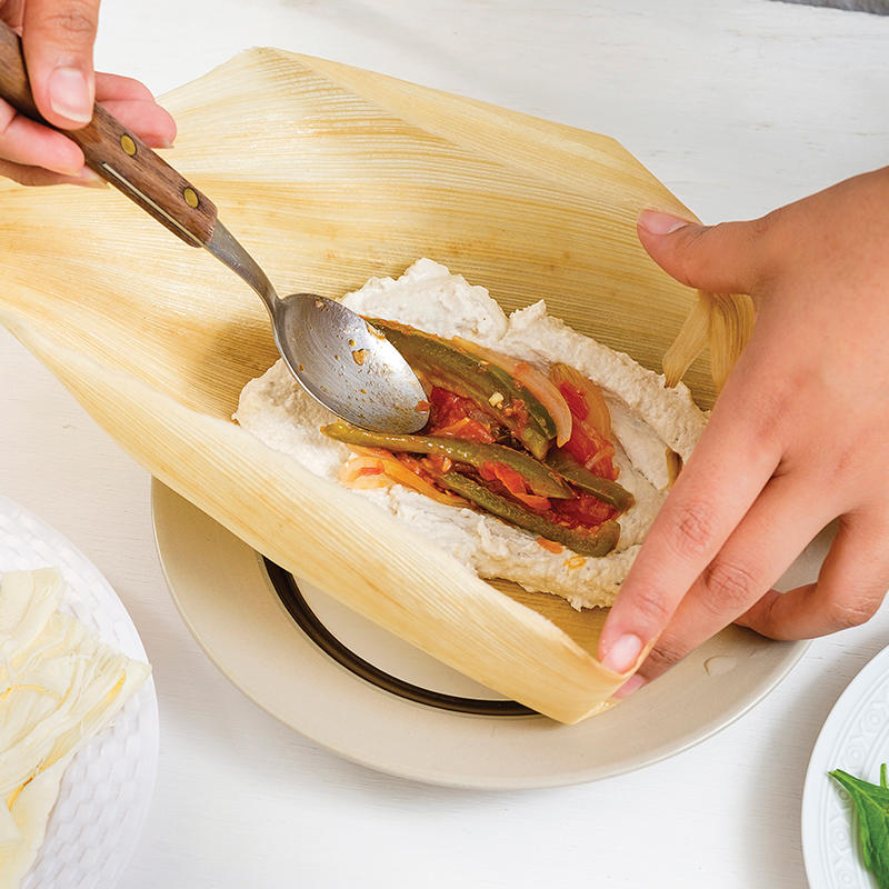 En el hueco añade el relleno de las <strong></img>rajas de chile poblano</strong> preparadas.