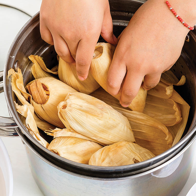 Coloca los <strong>tamales de rajas con queso</strong> en una vaporera y cocina por una hora aproximadamente en baño maría.