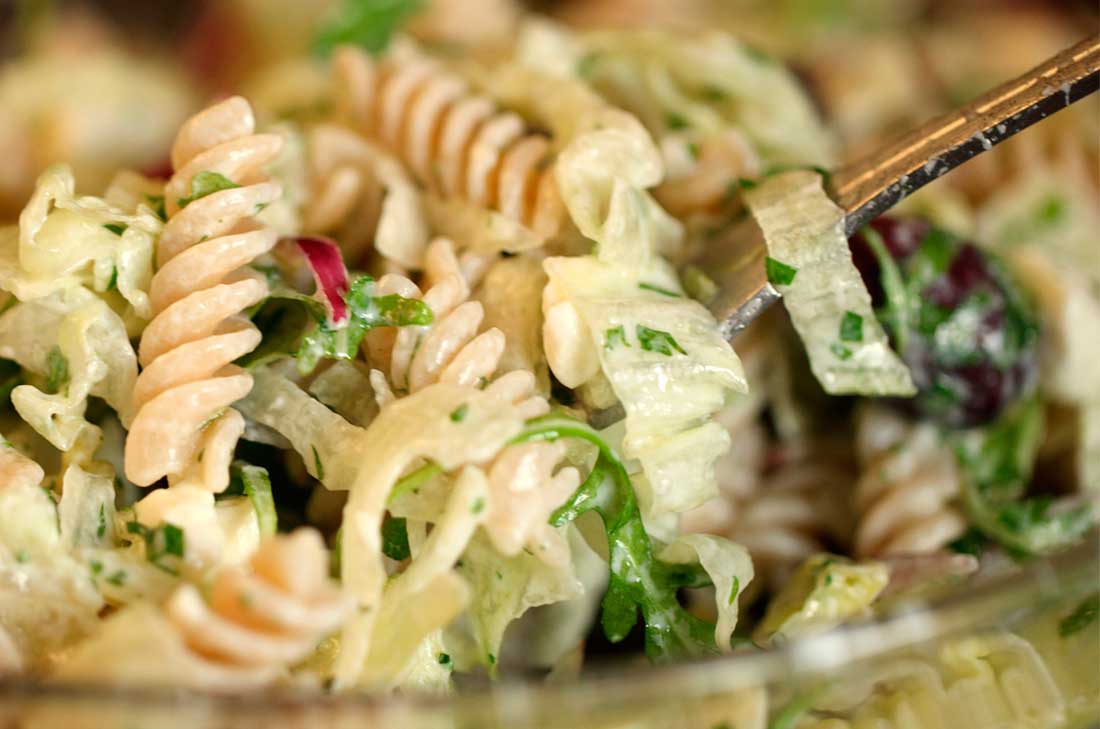 Ensalada De Pasta Con Pollo Y Lechuga