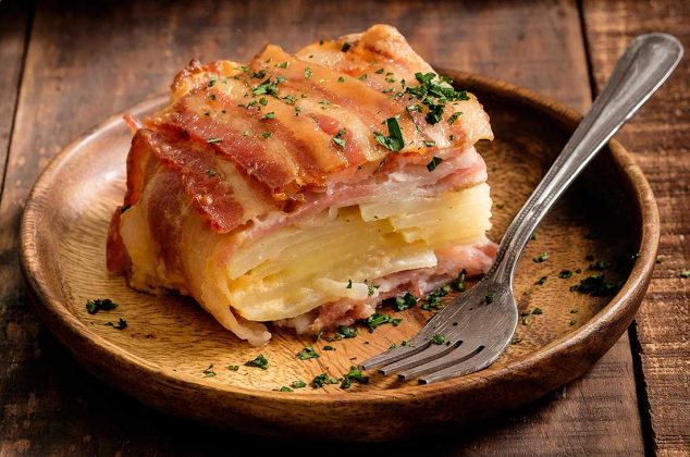 Pastel de papa con tocino y queso al horno