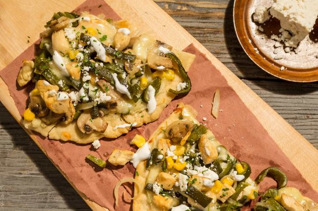 Pizza de rajas de chile poblano con pollo - Receta parrillada