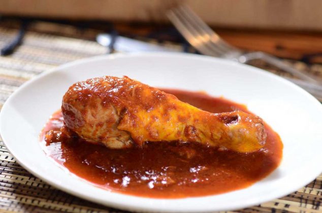 Adobo de pollo casero con nopales oresentado en un plato - Receta mexicana