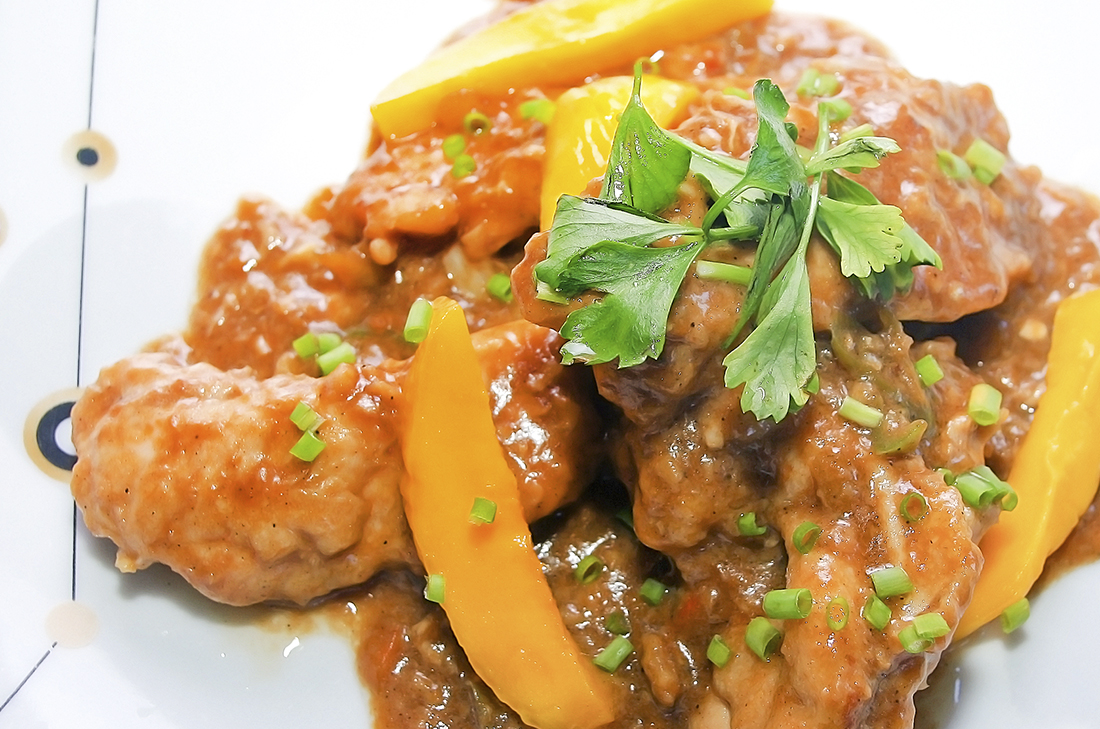 Receta fácil de pechugas de pollo en salsa agridulce de mango, marinada con jugo de naranja y chile piquín decorado con rodajas de lima y perejil - recetas de pollo en salsa