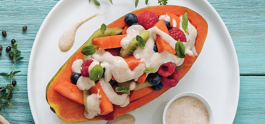 Papaya rellena con yogurt y frutas