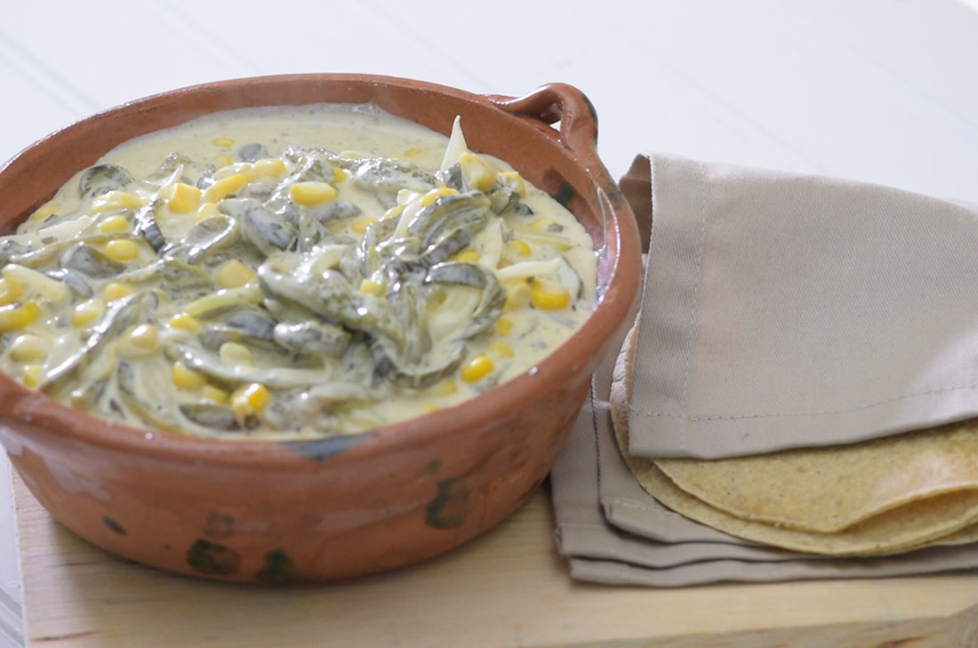 Rajas de chile poblano con crema y elote