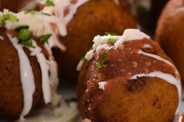 Receta de Bolitas de plátano macho fritas rellenas de frijol con chorizo