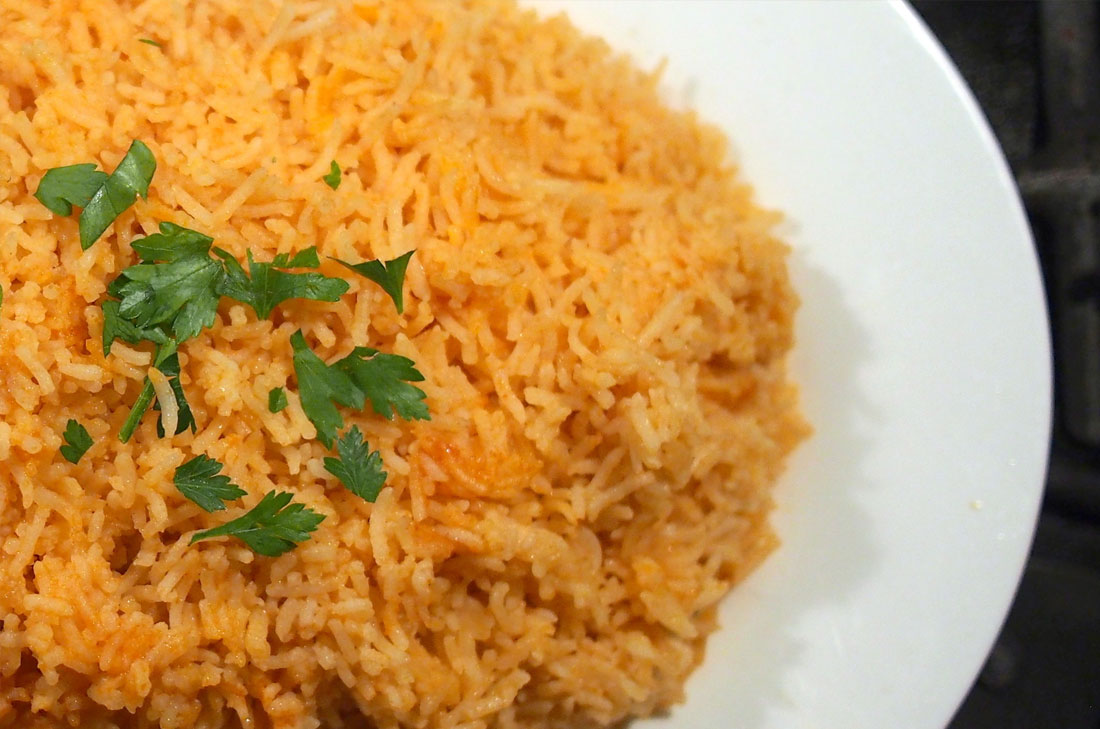 Cómo preparar arroz rojo con verduras | Receta paso a paso