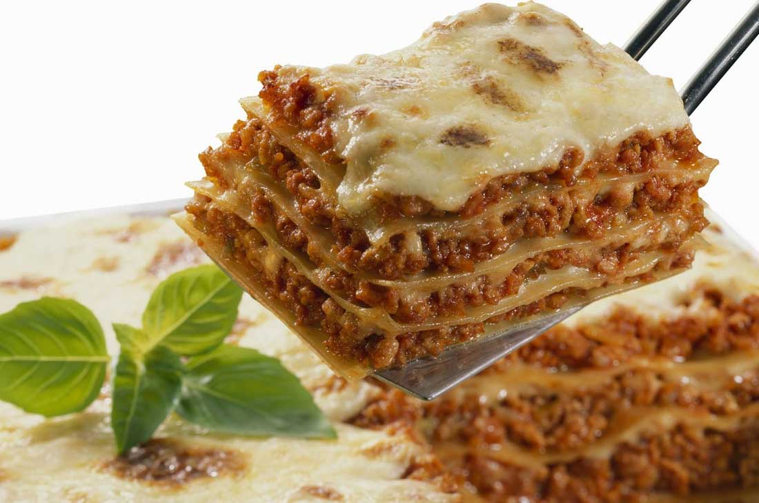Receta de lasaña boloñesa tradicional con carne molida de res y cerdo, queso parmesano y nuez mascabada