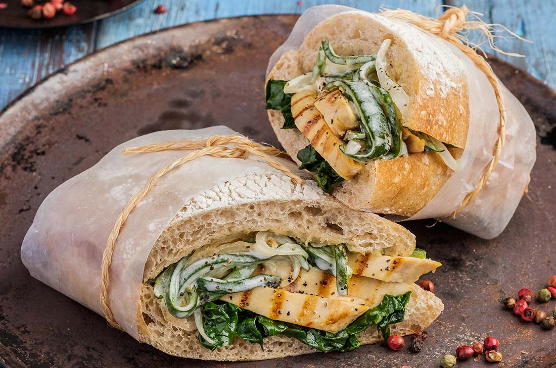 Sándwich de pechuga de pollo con rajas de chile poblano