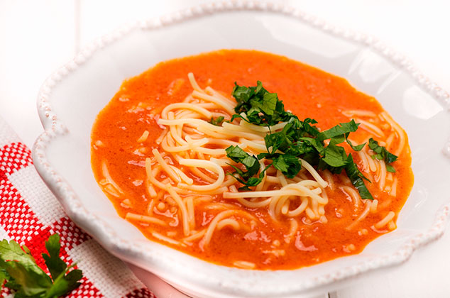 Sopa de fideo con acelga casera