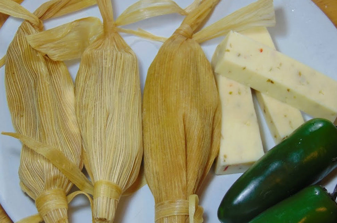 Tamales de rajas con queso y salsa roja