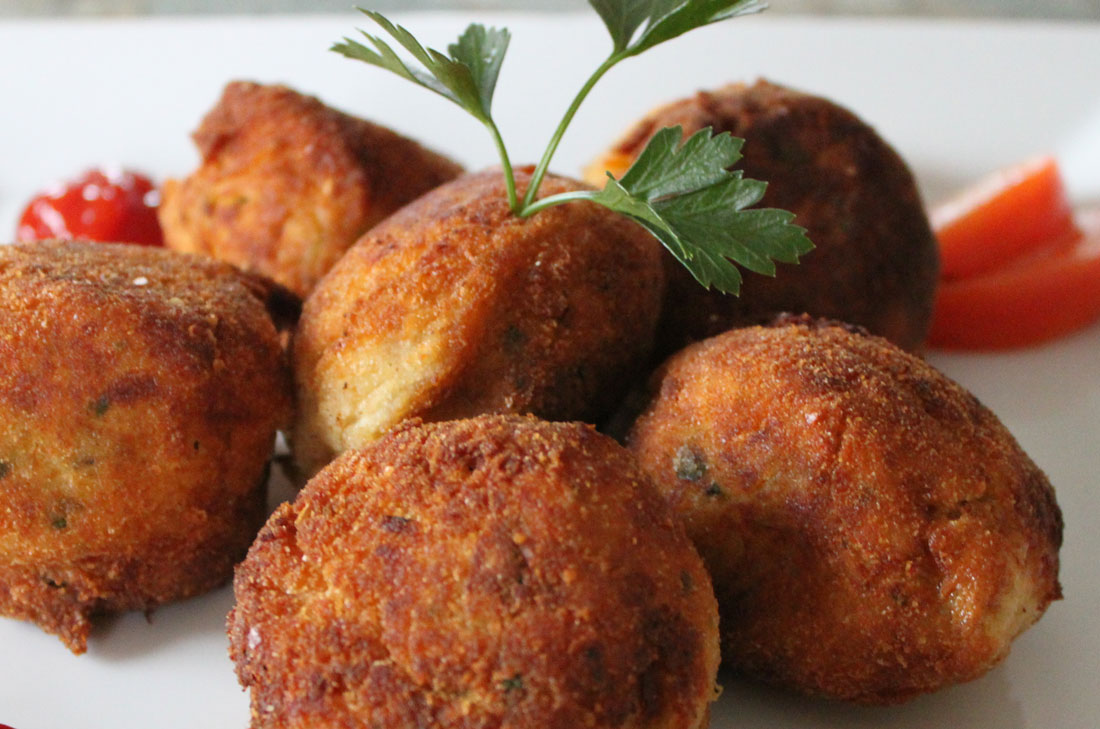 Tortitas de atún empanizadas en salsa de tomate verde