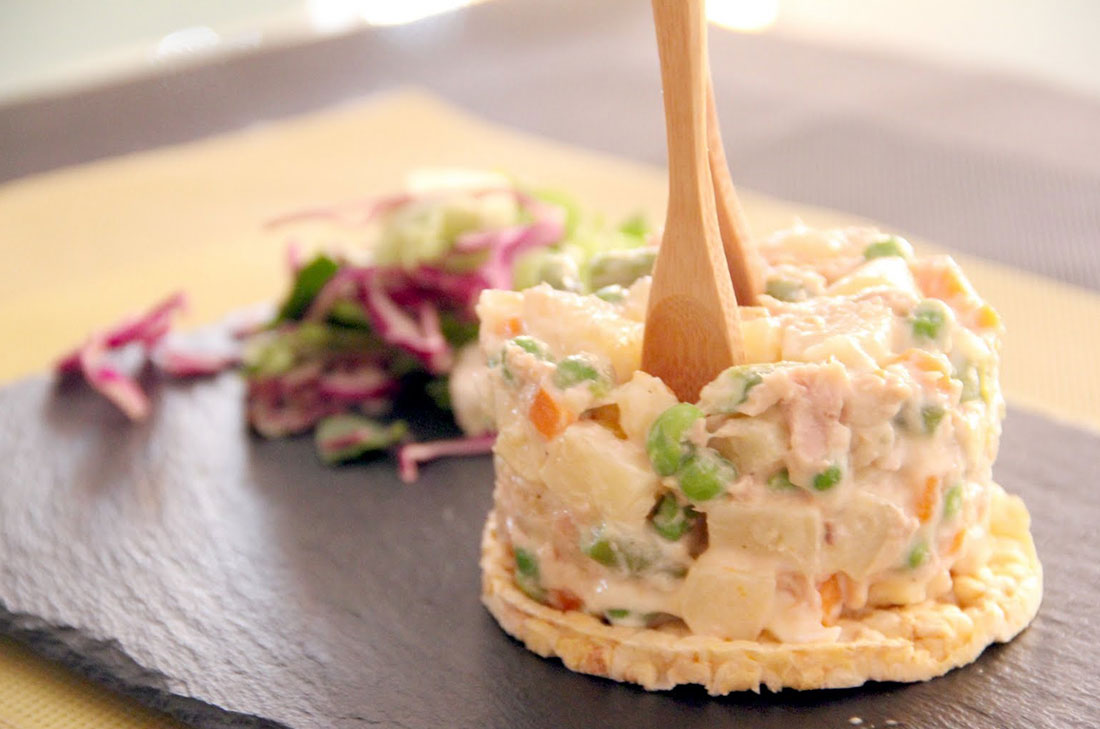 Tostadas de ensalada rusa de pollo