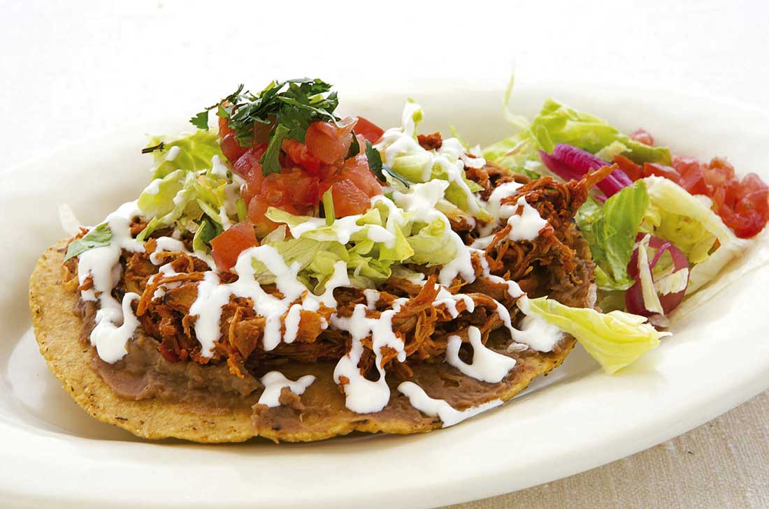 En tu próxima reunión… Disfruta de unas deliciosas tostadas de tinga res, son muy fáciles de preparar.