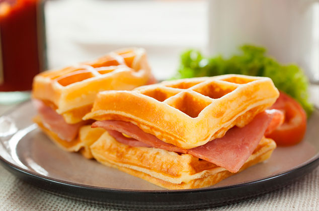 Waffles salados rellenos de jamón y queso