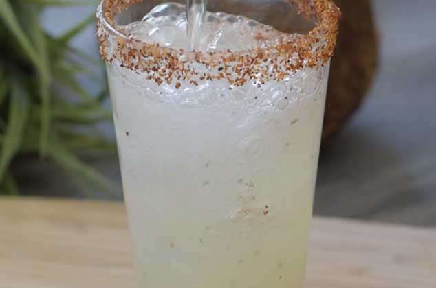 Escarcha el vaso con sal, limón y chile piquín. Vierte el agua mineral y el jugo de limón. Añade hielo al gusto. Decora con limón rallado. 