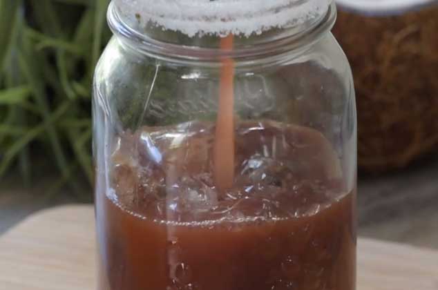 Escarcha el vaso con el jugo de limón y la sal. Vierte el jugo de tomate, la salsa inglesa, el jugo sazonador. Agrega gotas de limón y sal. Añade hielo al gusto y adorna con una ramita de apio.