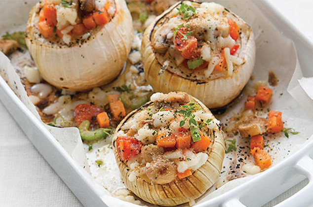 Cebollas rellenas de champiñones con queso gratinado