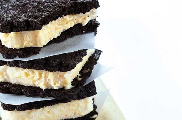 Sandwich de galleta oreo con helado de vainilla. Postre helado.