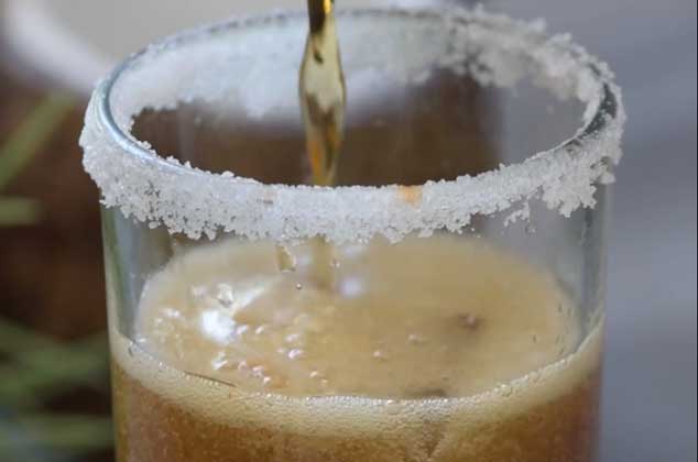 Escarcha el vaso con el jugo de limón y la sal. Vierte la cerveza cuidadosamente y agrega las salsas, sal y limón. Añade hielo al gusto.