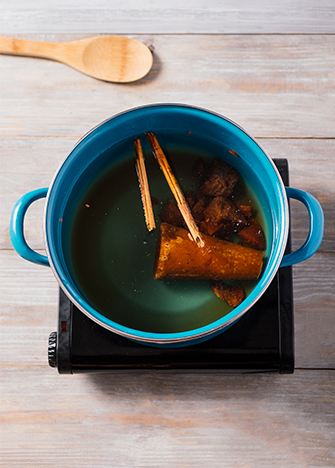 ABRE la raja de canela y agrégala. Cocina hasta que se suelte el hervor y el piloncillo esté disuelto.