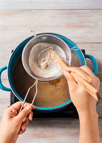 MUEVE con una pala de madera para que pase toda la masa. Cocina a fuego medio sin dejar de mover.