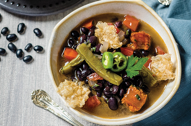 Caldo de frijoles con chorizo y chicharrón