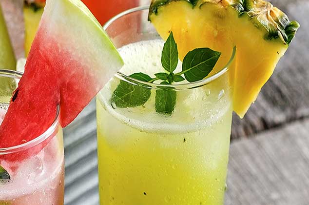 Aguas frescas de pepino con limón, albahaca y piña