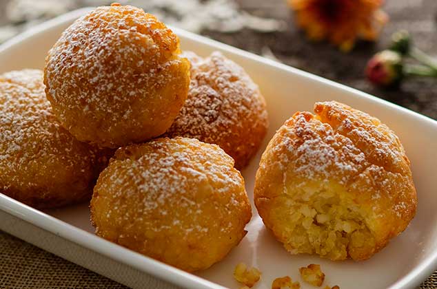 Bolitas fritas de arroz con leche y canela