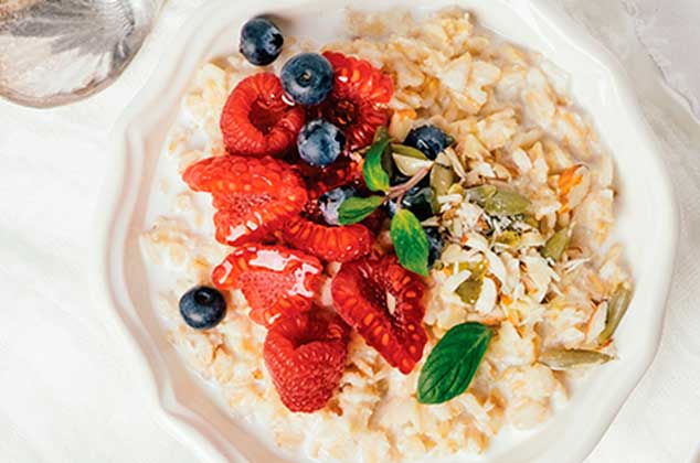 Bowl de avena, frambuesas y blueberries