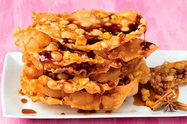 Buñuelos con miel de piloncillo y guayaba