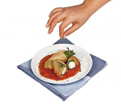 Escurre sobre papel absorbente y sirve con la <strong>salsa de tomate</strong>.