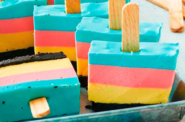 Prepara este rápido y colorido cheesecake primario, a tus niños les encantarán y será el pretexto perfecto para cocinar junto a ellos.