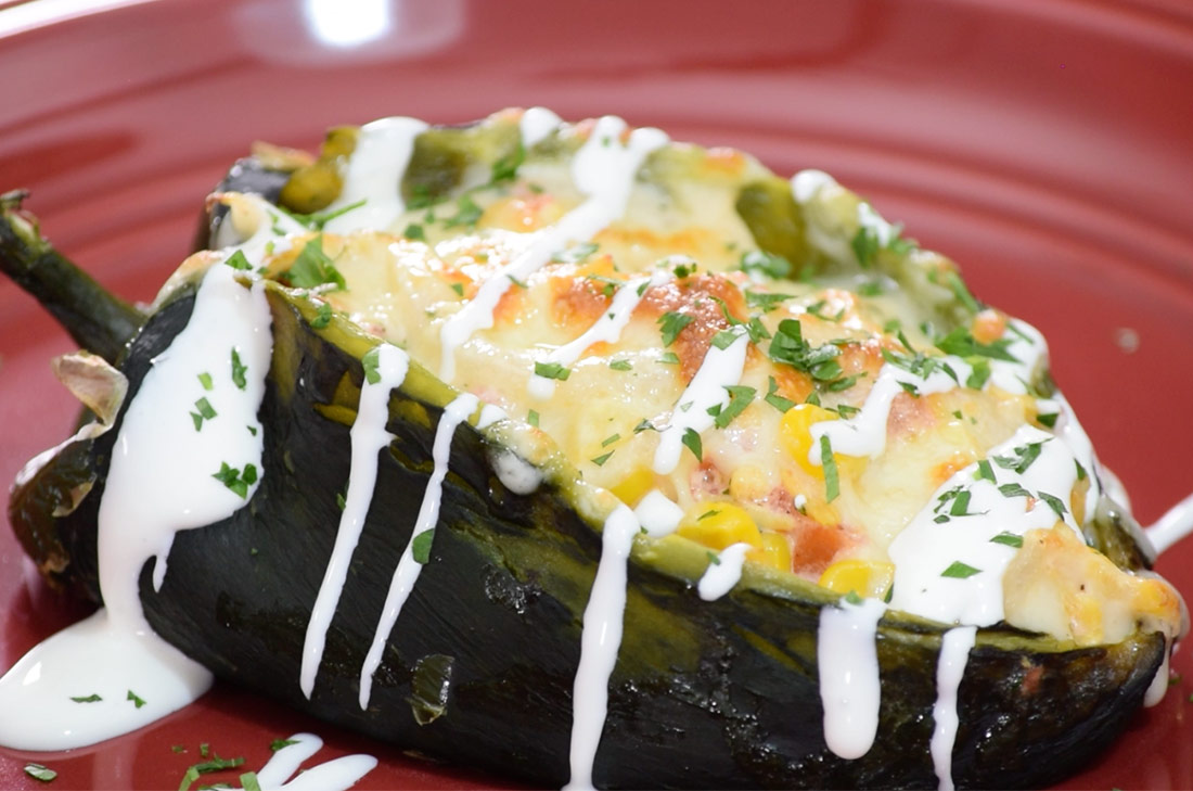 Chiles rellenos de pechuga de pollo y elotes con crema gratinados