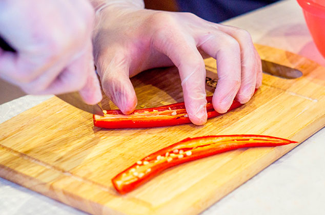 3 formas de desflemar chiles para que piquen menos y sin enchilarte los dedos