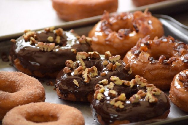 Donas caseras en aceite: miel maple, chocolate y azúcar