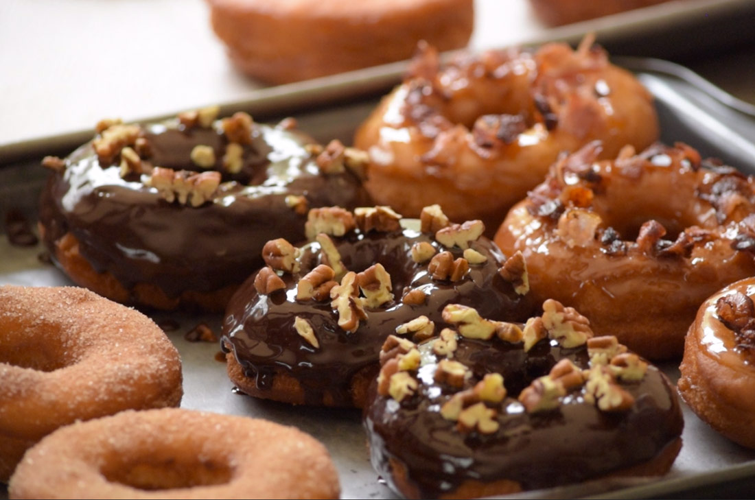 Cómo hacer Receta de Donas caseras en aceite: miel maple, chocolate y azúcar