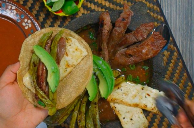 Cómo hacer parrillada en Molcajete de arrachera, nopales y queso