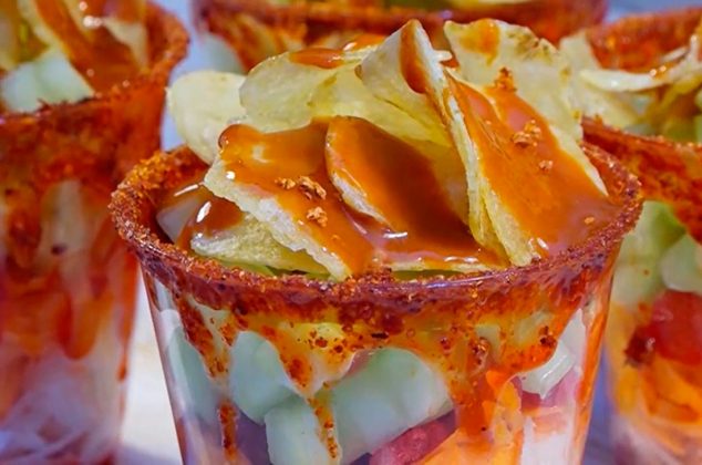 Cómo hacer Vasitos locos botaneros: jícama, pepino, gomitas y papas