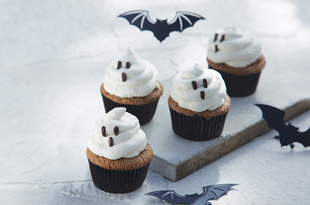 Cupcakes de chocolate y vainilla con fantasmas