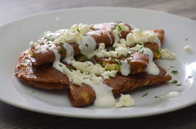 Enchiladas potosinas rellenas de salsa verde y queso caseras