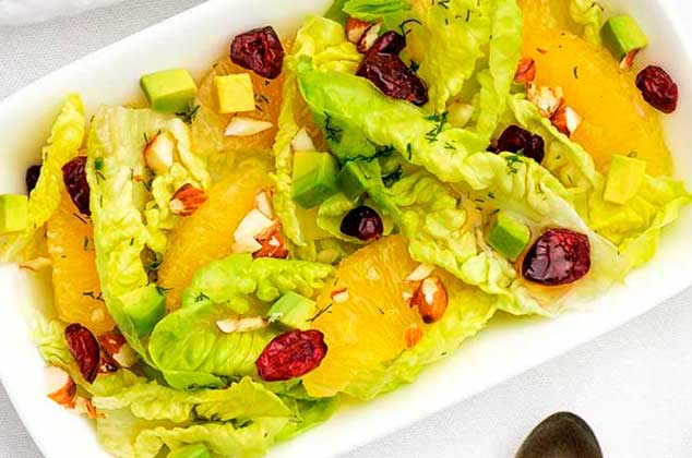 Si quieres empezar a comer saludable, esta receta de ensalada de lechuga baby con naranja será la indicada para empezar la dieta.