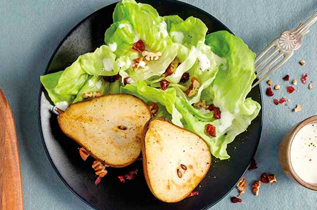 Ensalada de lechuga francesa, pera y queso azul