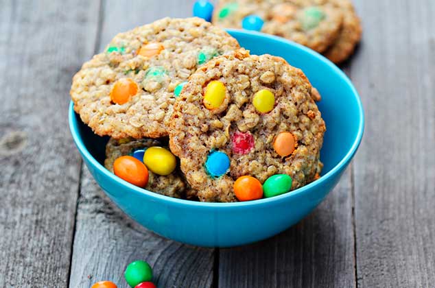 Prepara esta fácil receta de galletas M&M's junto a los pequeños y pasen un momento muy divertido.