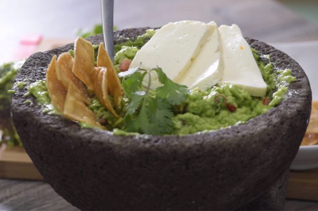 Cómo hacer Guacamole casero en molcajete | Receta fácil mexicana
