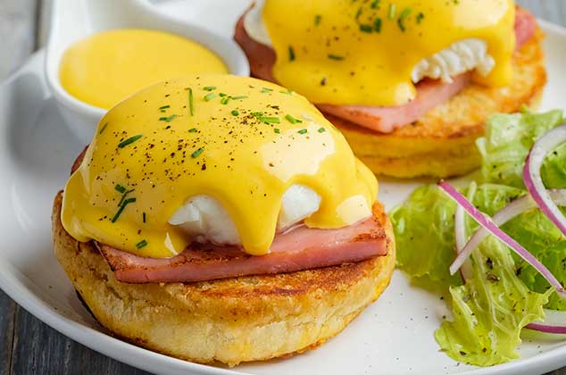 Esta receta de huevos benedictinos es una forma muy distinta y deliciosa de preparar huevos. No dudes en tenerla en tu menú del día.