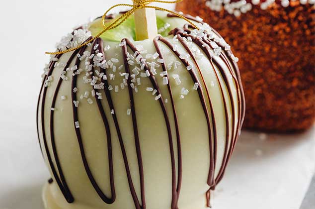 Manzana cubierta con chocolate blanco