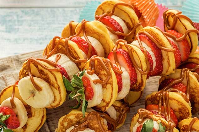 Banderillas de hotcakes con fresa y plátano