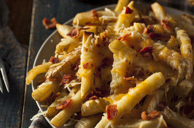 Papas fritas con carne molida y queso: a la boloñesa